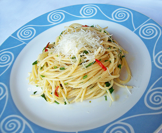 Spaghetti in garlic, olive oil and hot pepper sauce (Spaghetti Aglio Olio e Peperoncino) Spaghetti in garlic, olive oil and hot pepper sauce (Spaghetti Aglio Olio e Peperoncino)