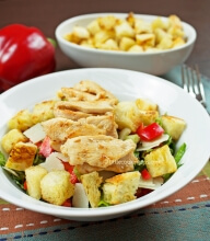 Garlicky green salad with chicken, parmesan and croutons